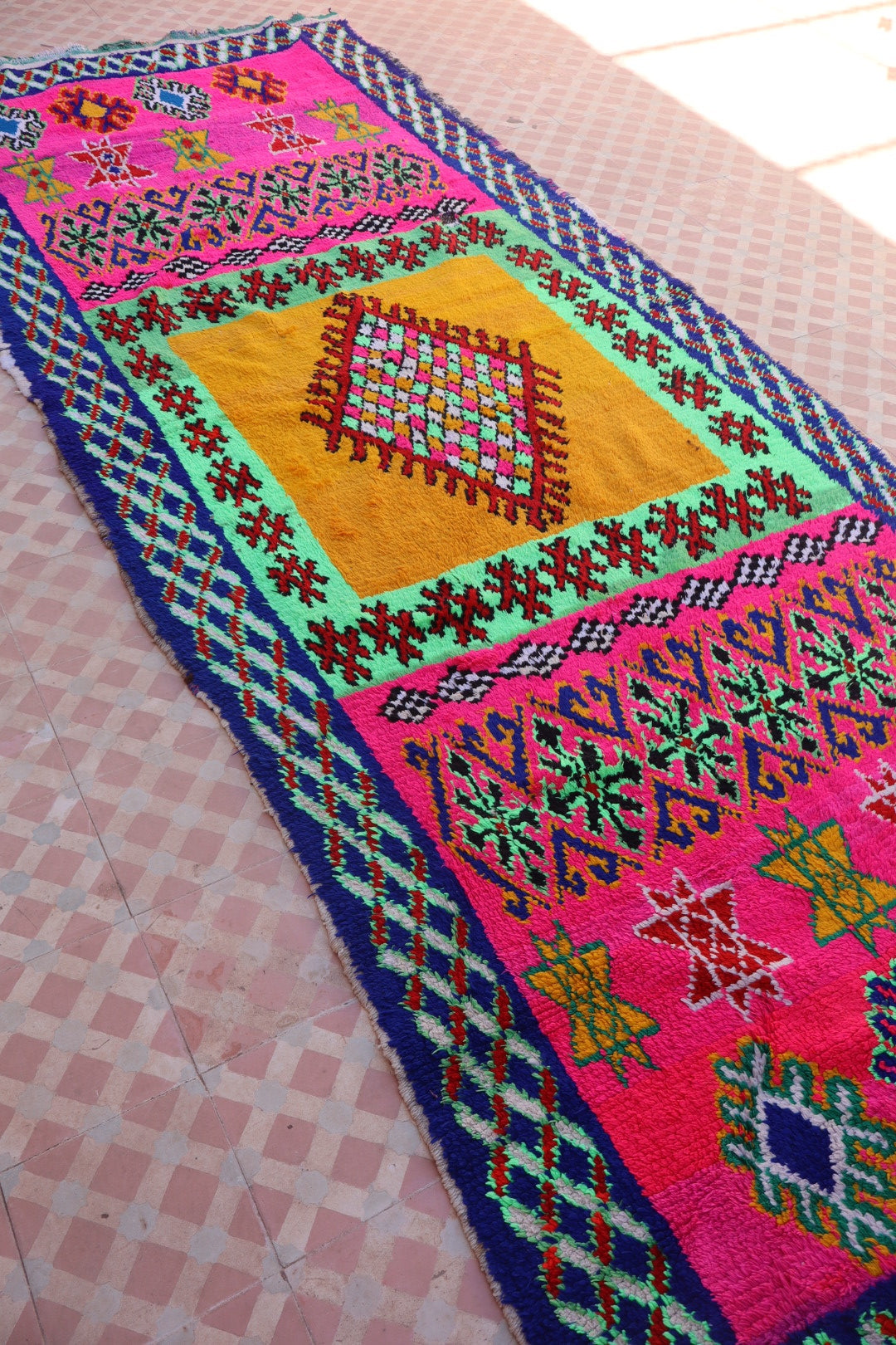 Tapis Berbère Azilal Couloir Vintage Fluo- 327 x 128 cm Néda