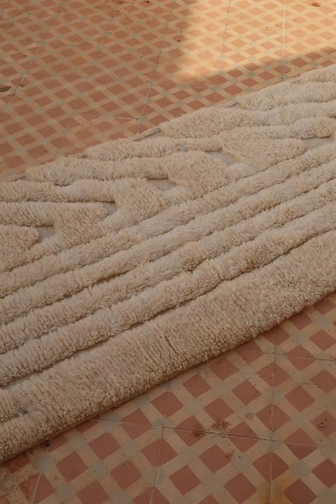 Tapis Berbère de Couloir Béni Ouarain Blanc Moderne à Reliefs Qualité Supérieure- 315 x 76 cm Néda