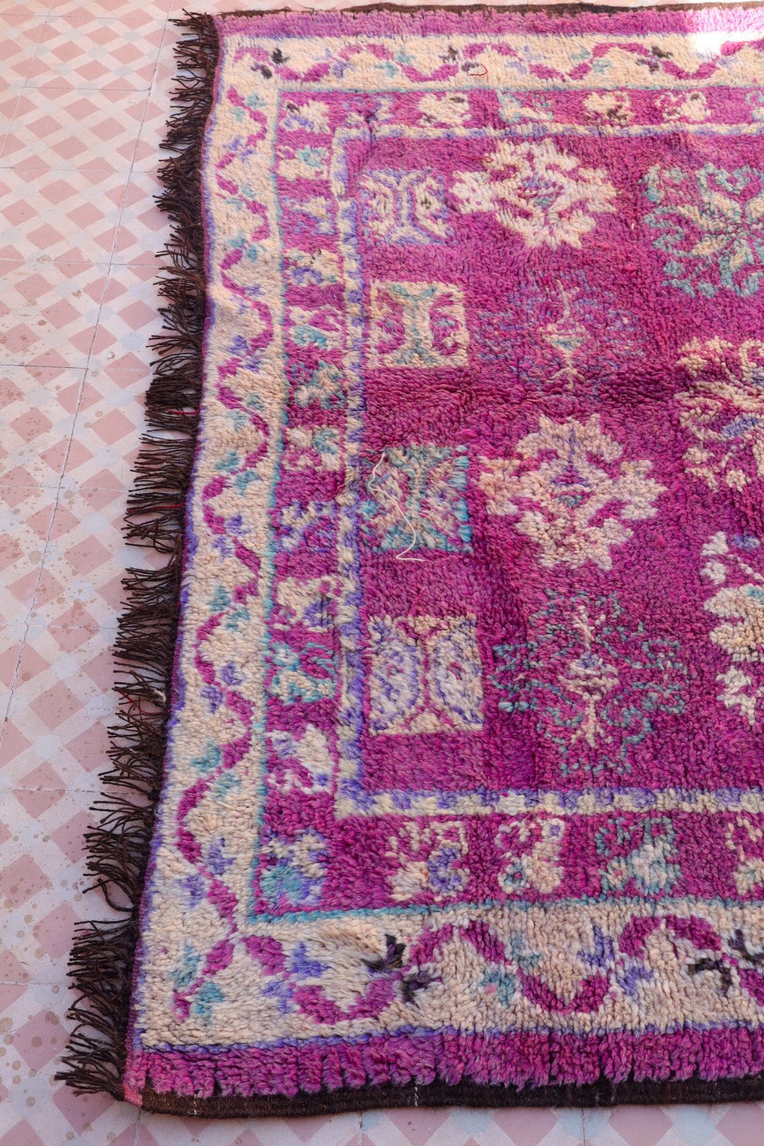 Alfombra bereber Boujaad Antiguos motivos de color violeta magenta - 385 x 173 cm