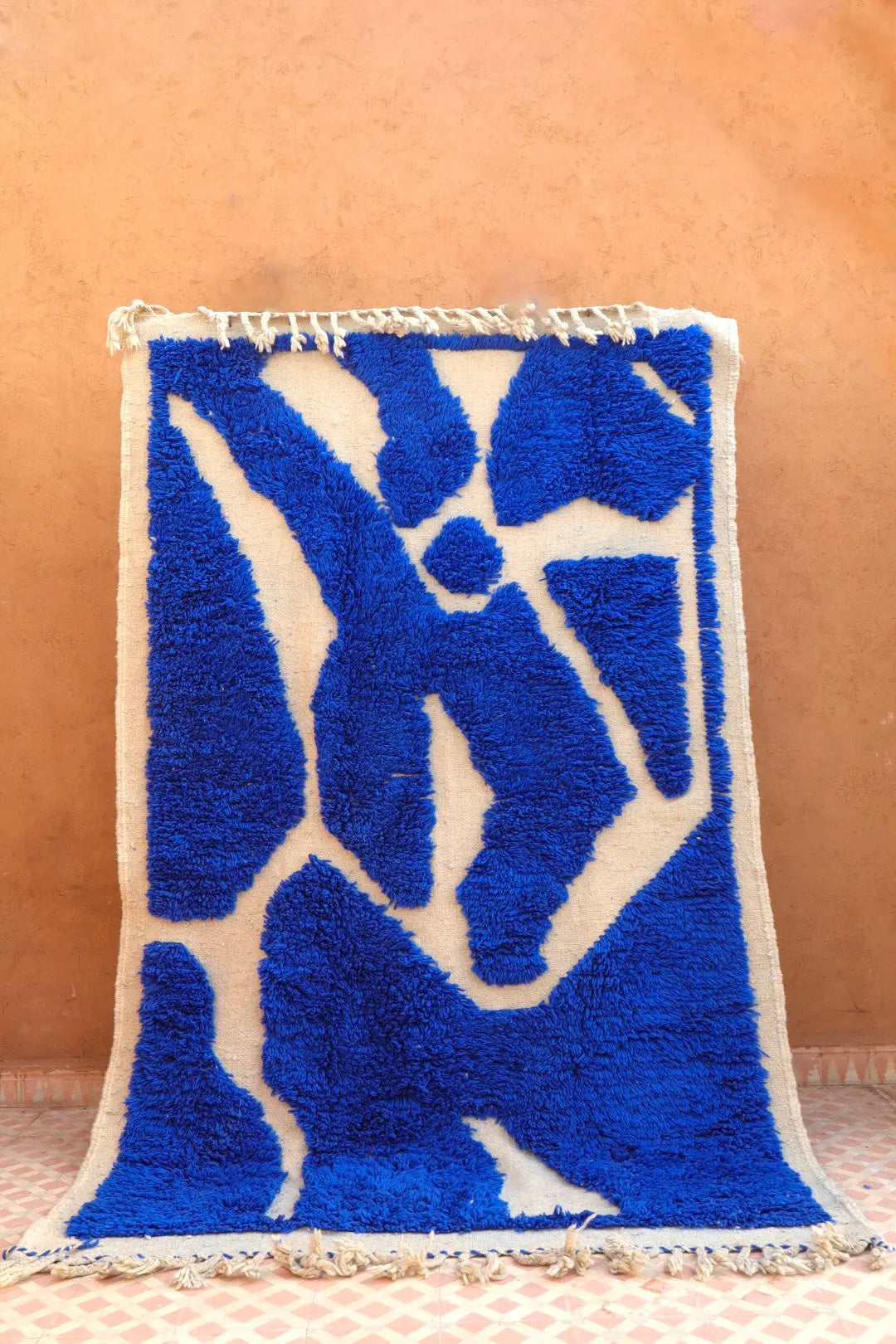 Tapis Berbère Béni Ouarain Moderne Bleu Klein À Reliefs - Modèle Signature 02 Néda
