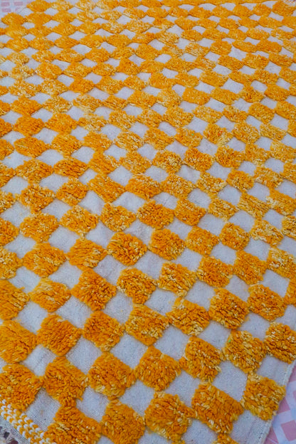 Alfombra bereber a cuadros Beni Ouarain en amarillo oro y blanco - 288 x 209 cm