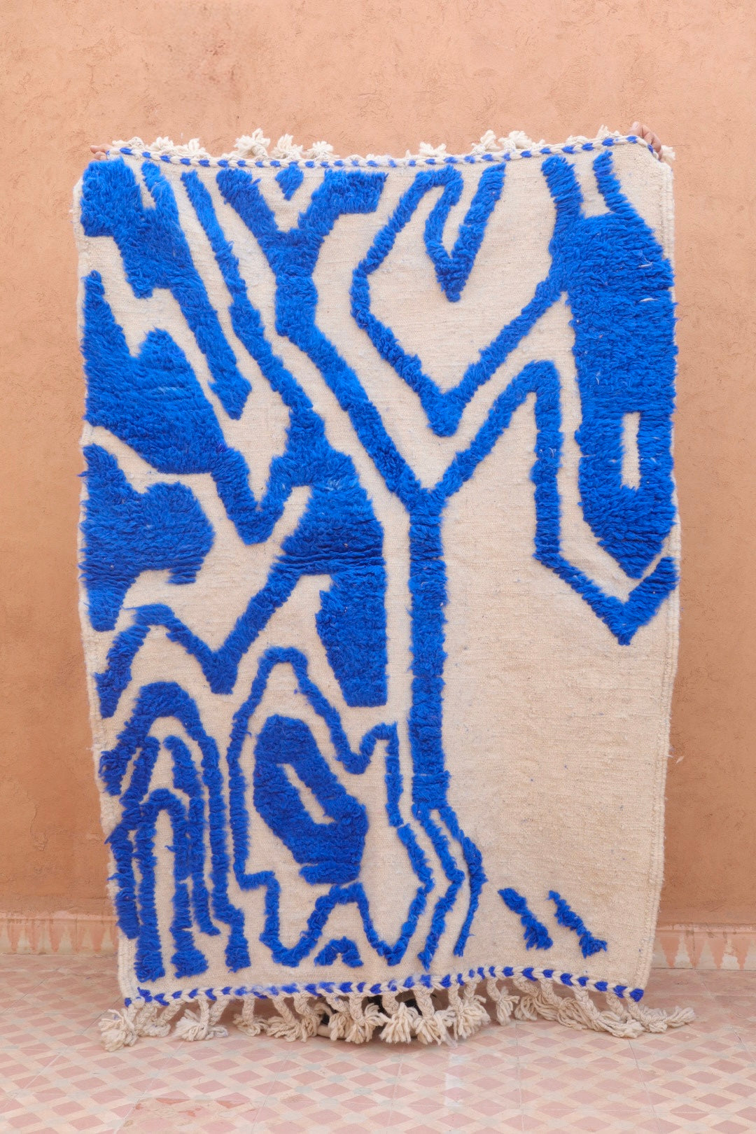 Tapis Berbère Béni Ouarain Moderne Bleu Klein À Reliefs Abstrait - Modèle signature - 160 x 120 cm Néda