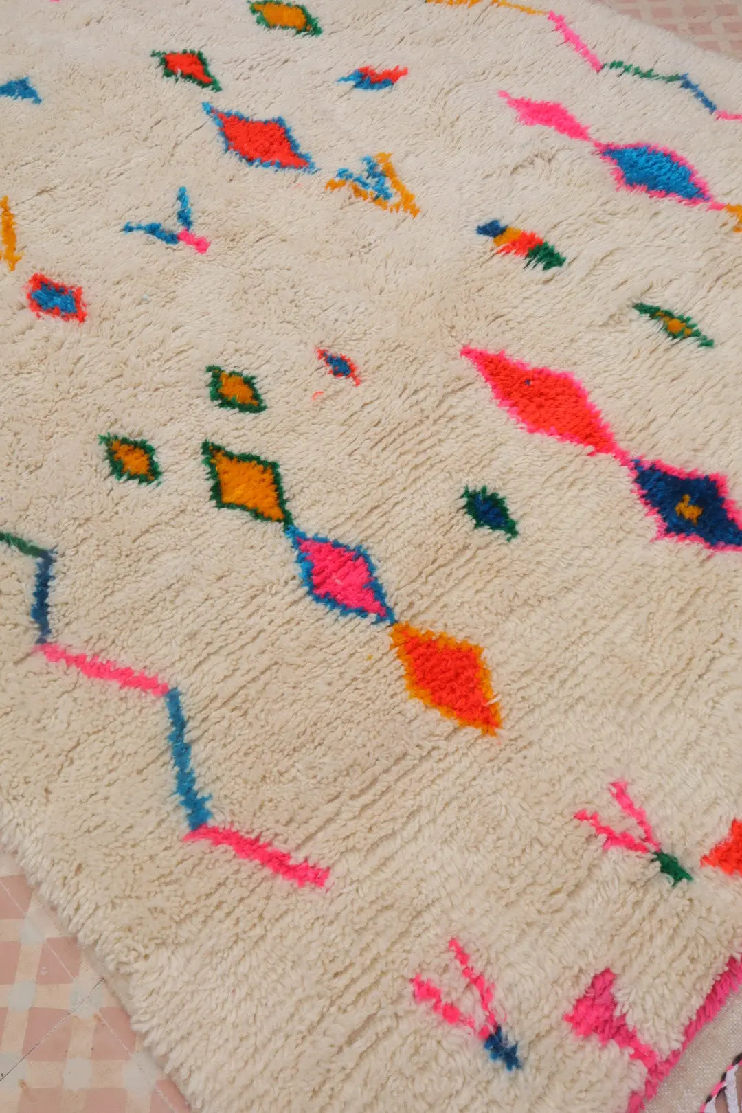 سجادة بربرية ملونة بيضاء بنقوش متعددة الألوان وحواف وردية - أزيلال نيدا