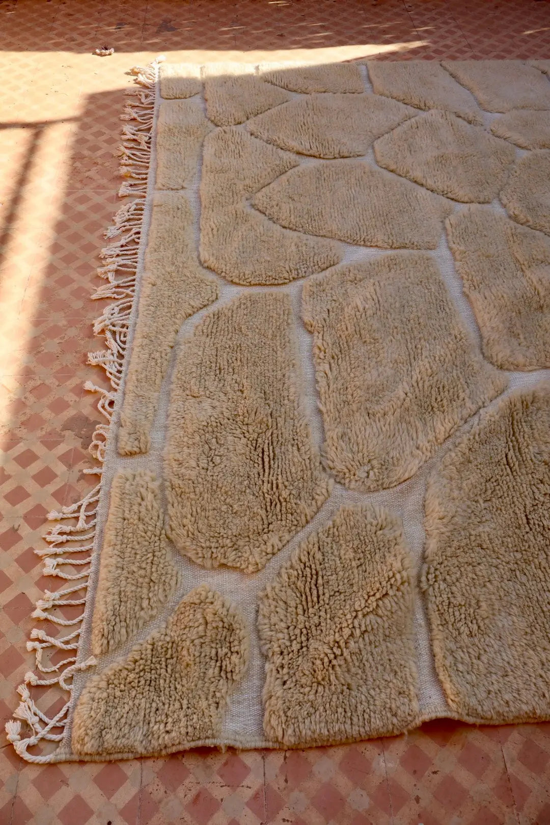 Tapis Berbère Béni Ouarain Blanc Moderne à Reliefs Qualité Supérieure- 310 x 256 cm Néda