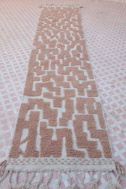 Tapis berbère de couloir beige foncé moderne à reliefs motifs abstraits  