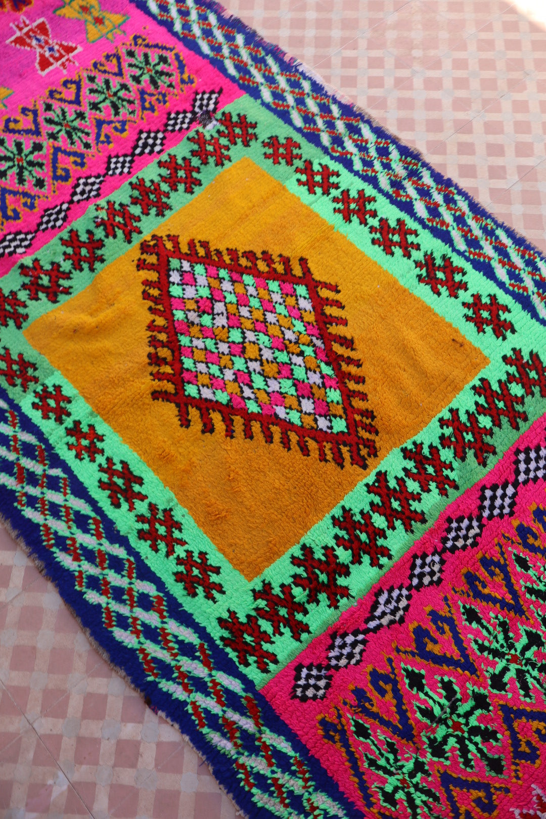 Tapis Berbère Azilal Couloir Vintage Fluo- 327 x 128 cm Néda