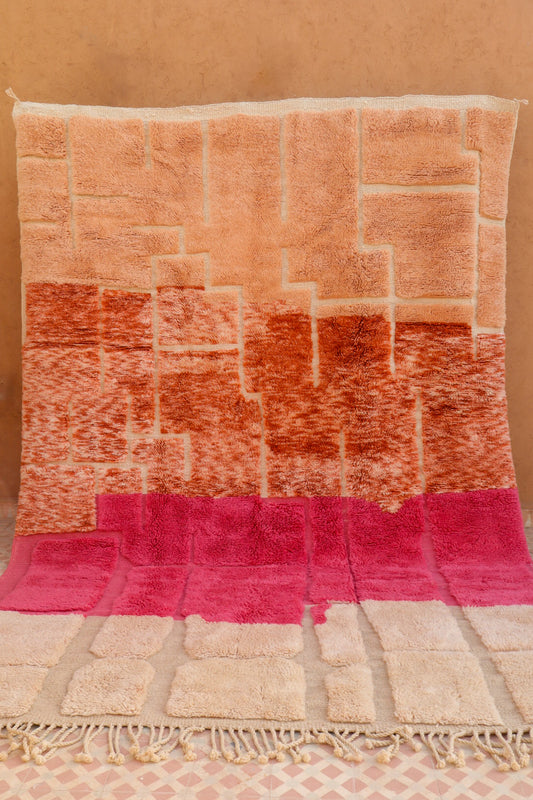 Tapis berbère Mrirt luxueux couleur camaïeu de rose et pêche et blanc cassé à motifs en reliefs contemporain moderne  