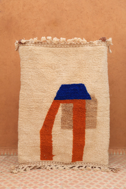 Tapis berbère marocain moderne descente de lit blanc à motifs abstrait marron, rouille, taupe et bleu Klein en laine fait main 