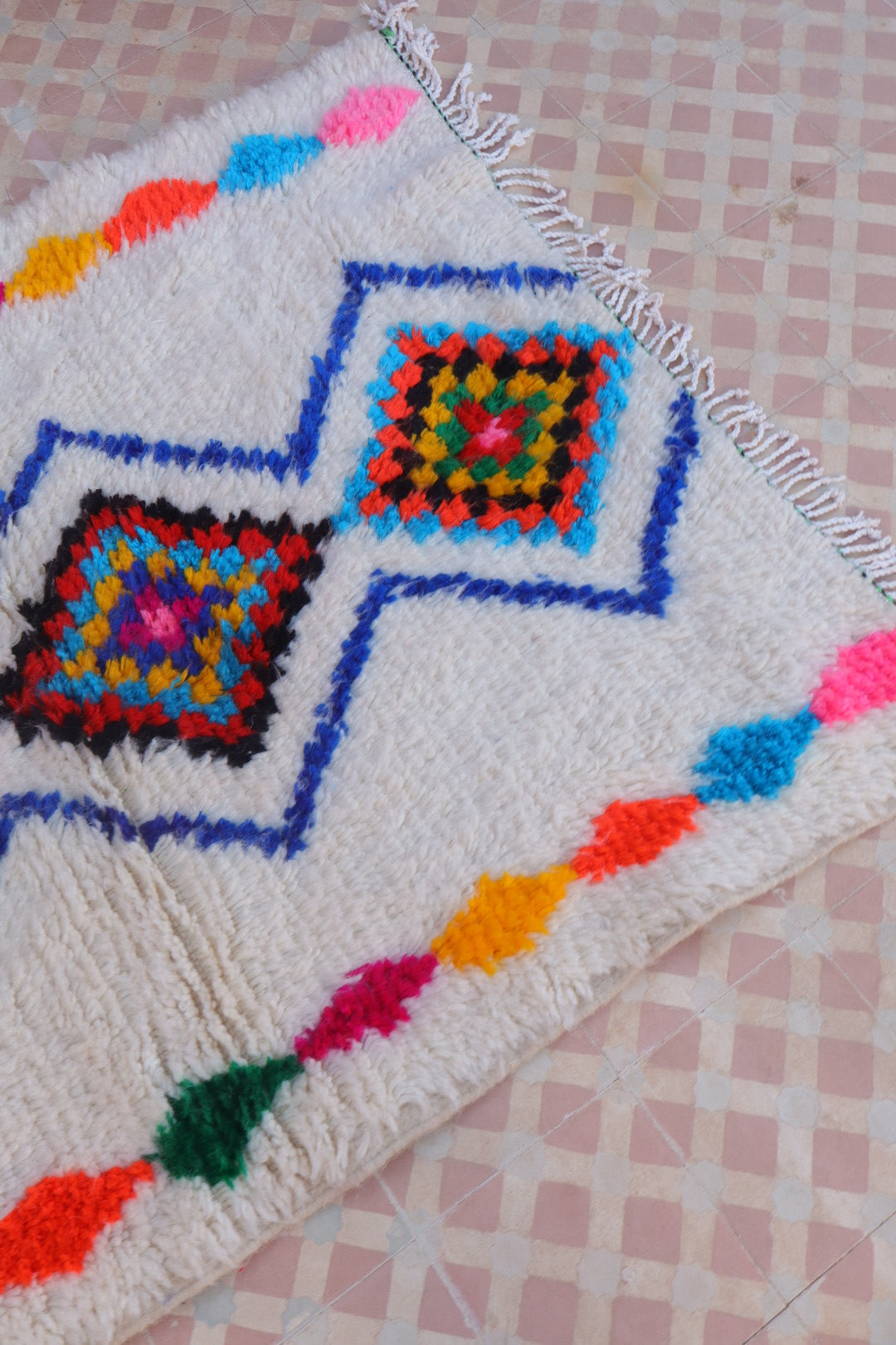 Tapis Berbère Azilal Blanc Motifs Losanges Colorés et Fluo- 152 x 102 cm Néda