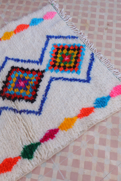 Tapis Berbère Azilal Blanc Motifs Losanges Colorés et Fluo- 152 x 102 cm Néda