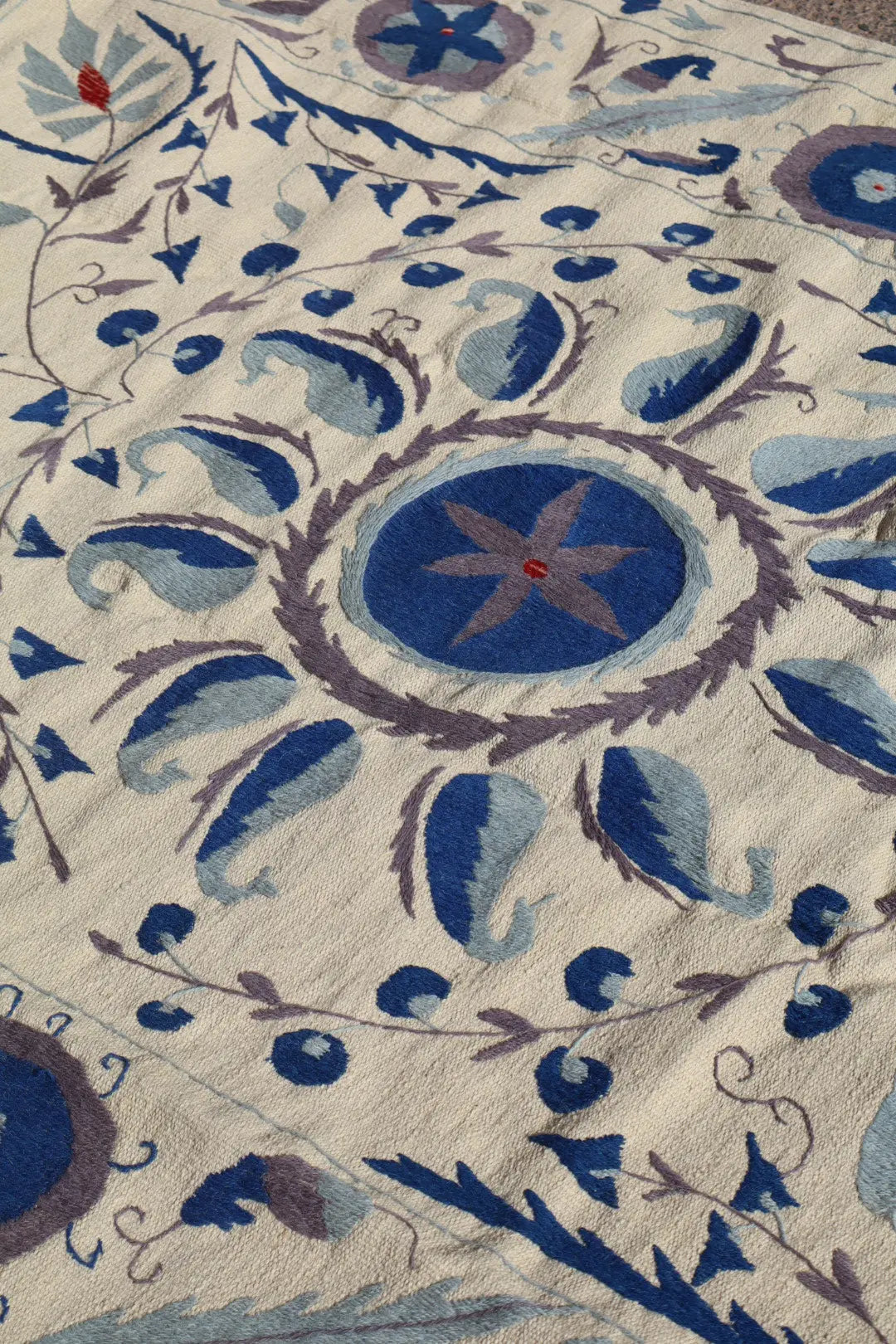 Tapis Kilim Suzani Blanc Bleu – 240x 170 cm Néda