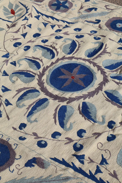 Tapis Kilim Suzani Blanc Bleu – 240x 170 cm Néda