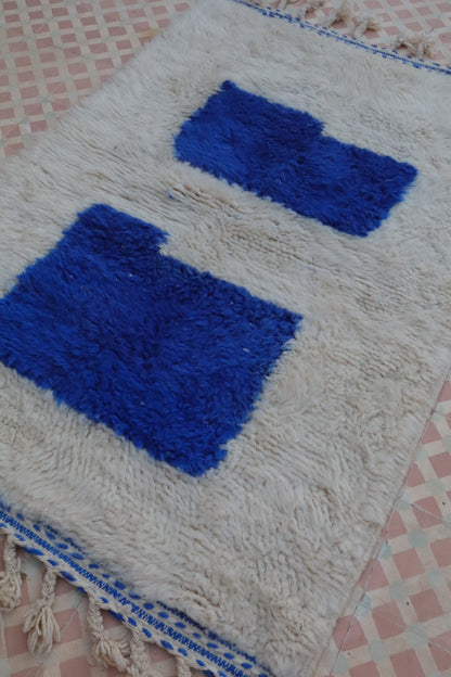 Alfombra bereber moderna Beni Ouarain blanca y azul Majorelle - 162 x 111 cm