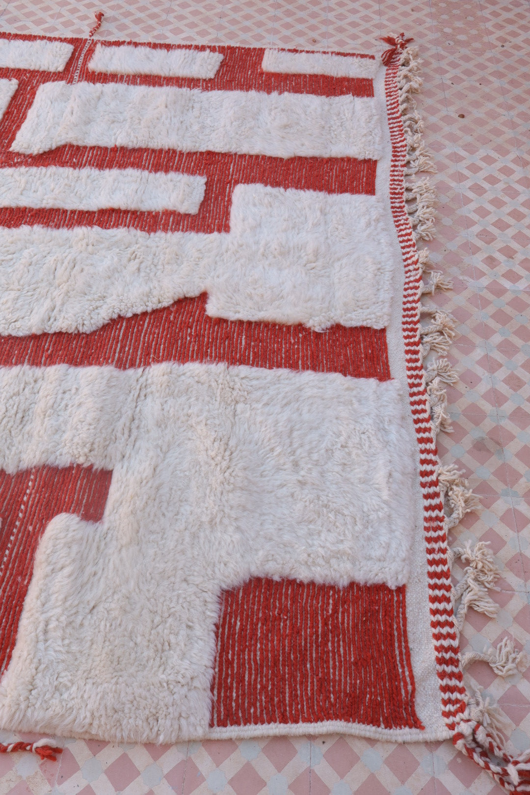 Alfombra béni béni ouarain patrones modernos de alivio rojo blanco - 318 x 220 cm