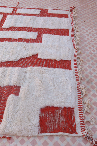 Tapis Berbère Béni Ouarain Moderne Blanc Motifs Reliefs Rouges  - 318 x 220 cm