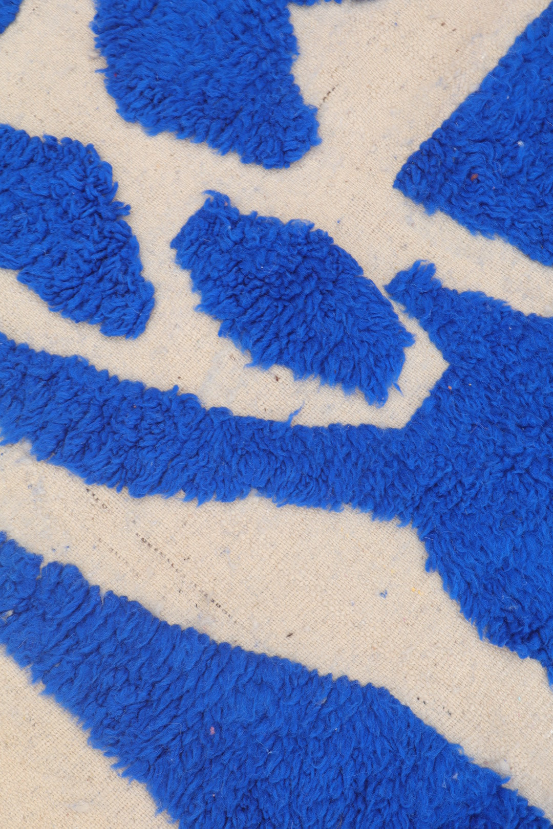 Tapis Berbère Béni Ouarain Moderne Bleu Klein À Reliefs - 202 x 127 cm Modèle Signature Néda