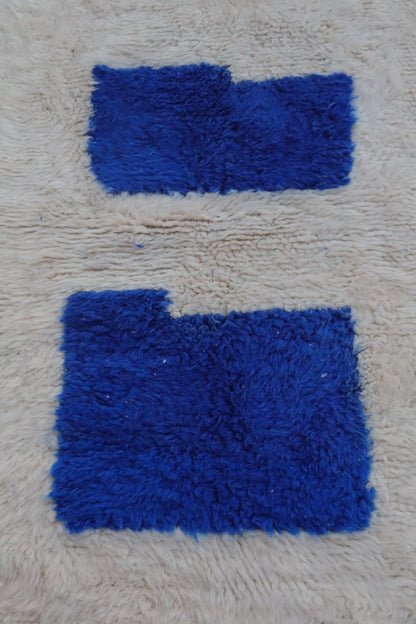 Tapis Berbère Béni Ouarain Blanc et  Bleu Majorelle Moderne- 162 x 111 cm