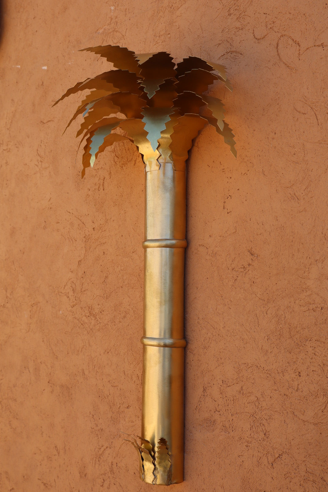 Pared de pared en palma de latón y palma "