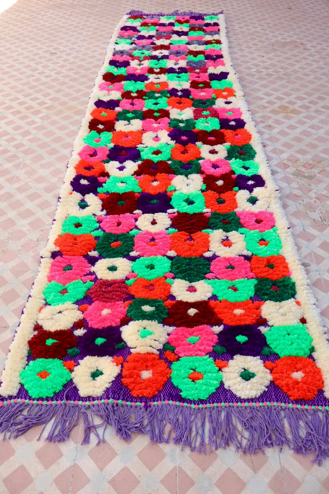 Tapis Berbère Couloir Azilal Violet à Motifs Reliefs Multicolores -300 x 77 cm Néda