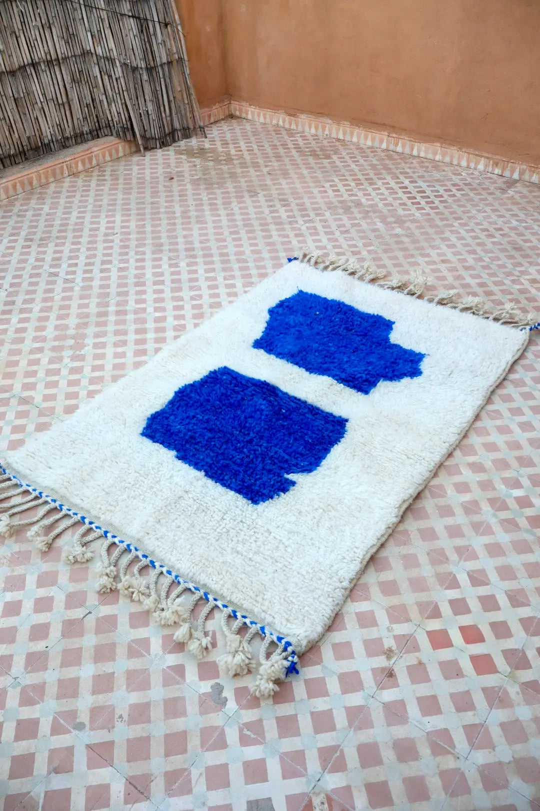 Tapis Berbère Béni Ouarain Blanc et Bleu Majorelle Moderne- 152 x 100 cm Néda