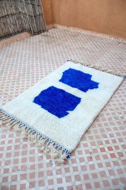 Tapis Berbère Béni Ouarain Blanc et Bleu Majorelle Moderne- 152 x 100 cm Néda