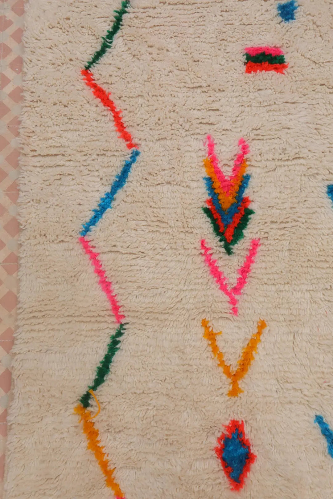 سجادة بربرية ملونة بيضاء بنقوش متعددة الألوان وحواف وردية - أزيلال نيدا