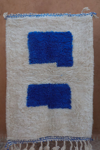 Tapis Berbère Béni Ouarain Blanc et  Bleu Majorelle Moderne- 162 x 111 cm