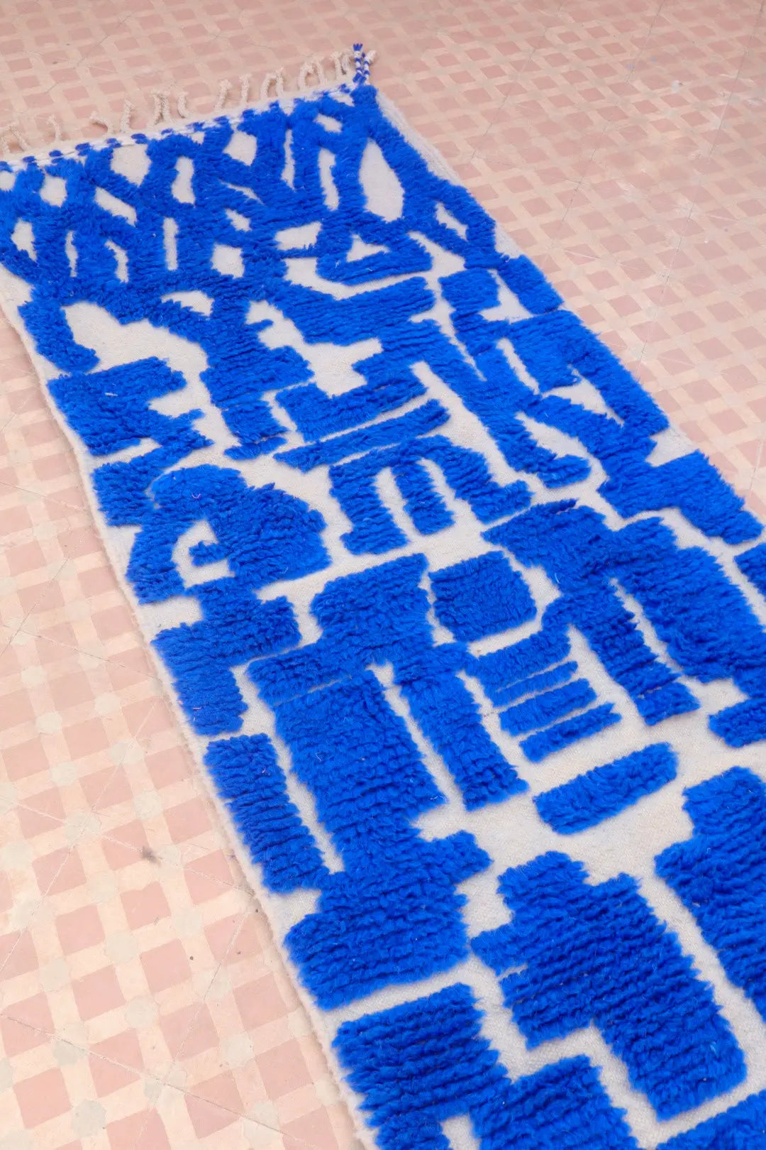 Tapis Berbère Couloir Béni Ouarain Bleu Klein en Reliefs- 307 x 82 cm Néda