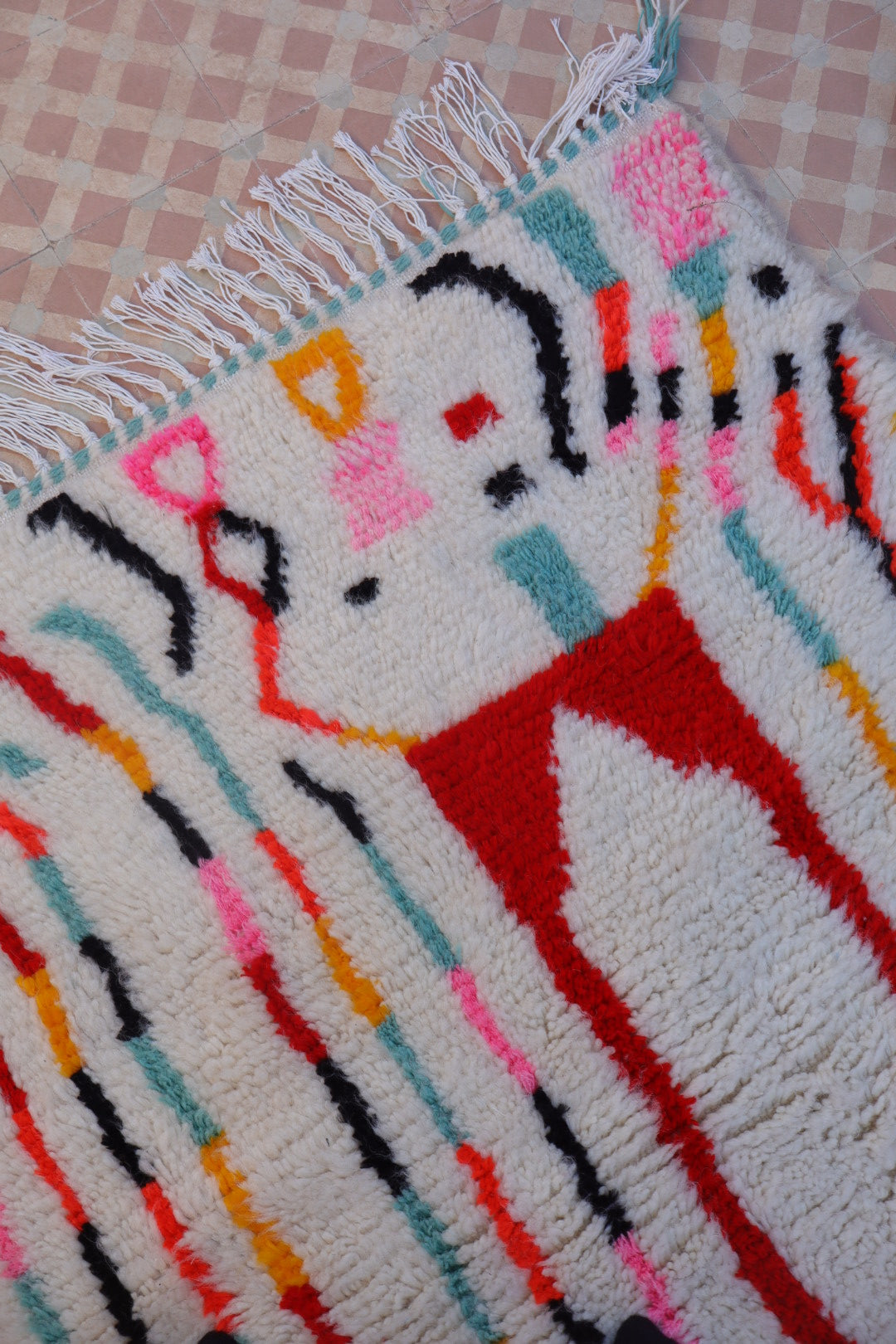 Tapis Berbère Azilal Blanc Motifs Losanges Colorés et Fluo- 149  x 104 cm Néda