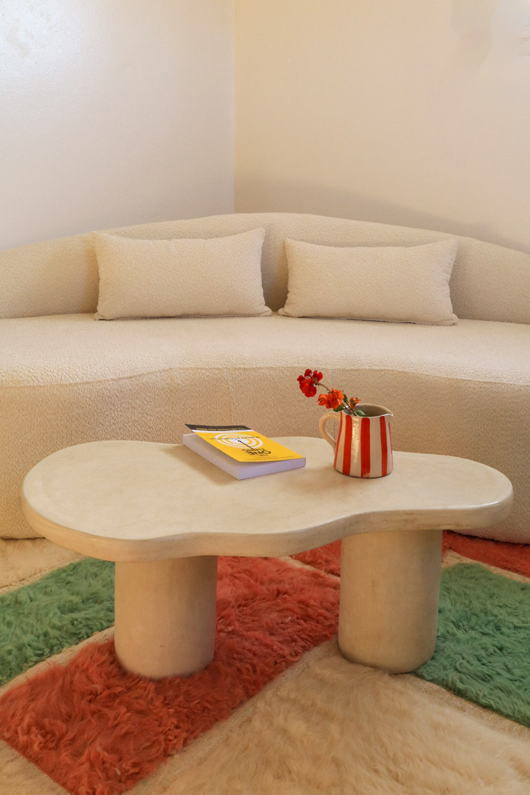 Organischer Couchtisch aus Tadelakt - CURVE