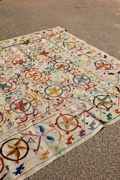 Tapis Kilim Suzani Motifs Brodés Multicolores – 240x 170 cm Néda