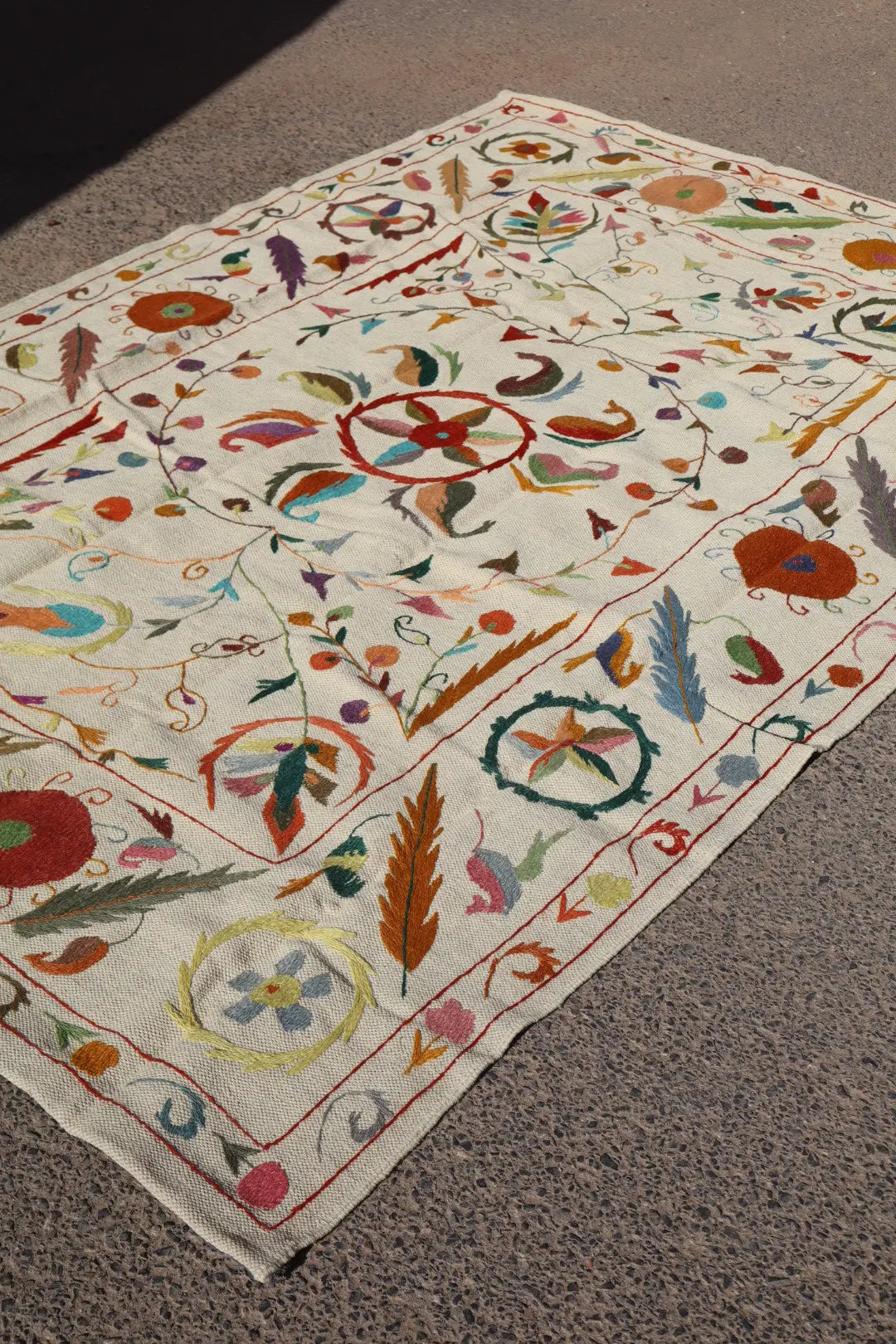 Tapis Kilim Suzani Blanc Multicolore – 238 x 159 cm Néda