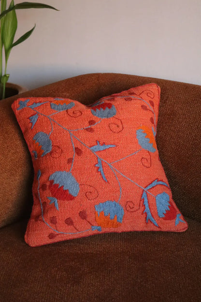 Coussin suzani orange motifs bleu en laine fait-main, coussin suzani artisanal fait mai unique à motifs brodé, coussin brodé 