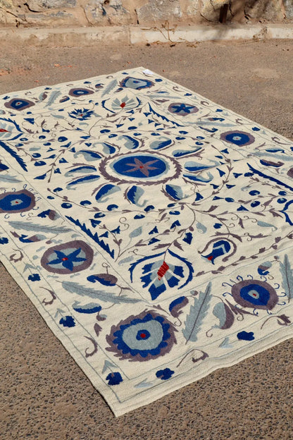 Tapis Kilim Suzani Blanc Bleu – 240x 170 cm Néda