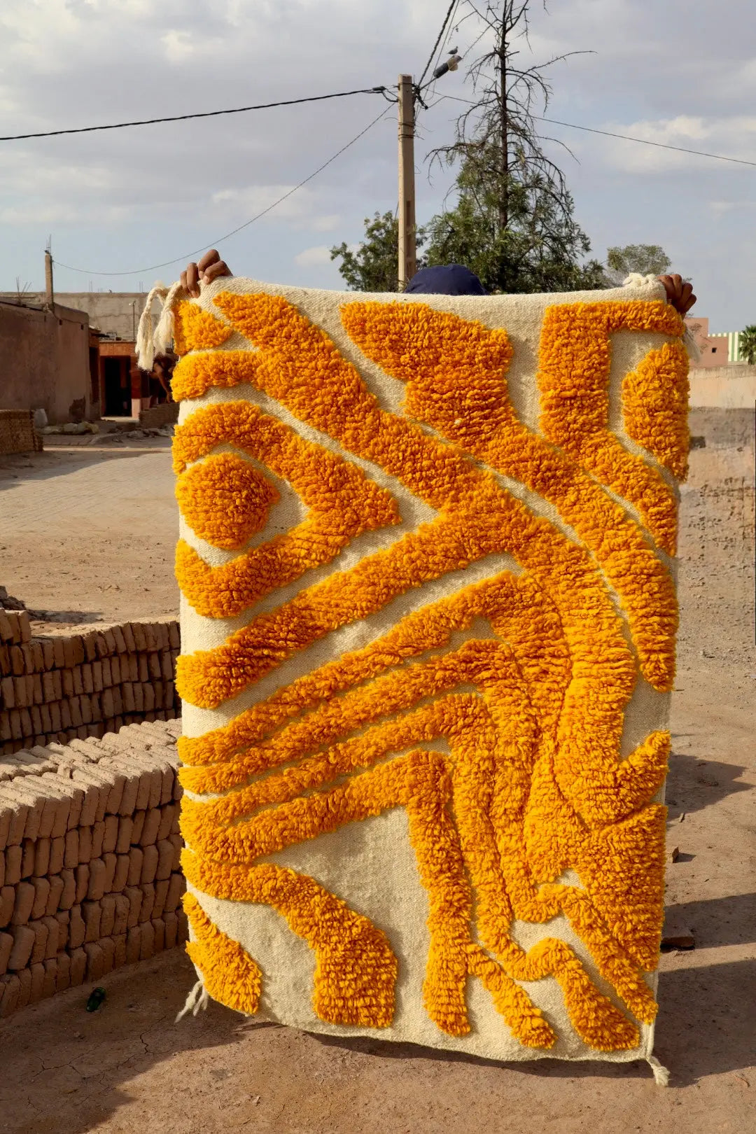 Tapis Berbère Jaune Moutarde Motifs Reliefs Abstrait- 144 x 97 cm Néda