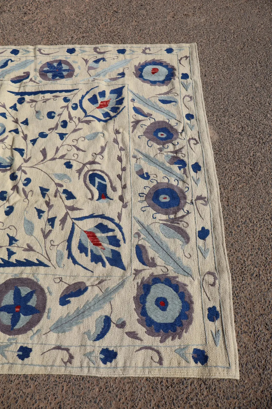 Tapis Kilim Suzani Blanc Bleu – 240x 170 cm Néda