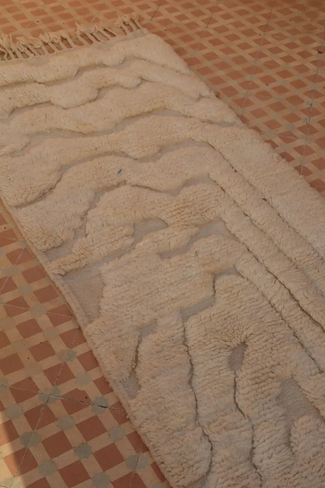 Tapis Berbère de Couloir Béni Ouarain Blanc Moderne à Reliefs Qualité Supérieure- 315 x 76 cm Néda