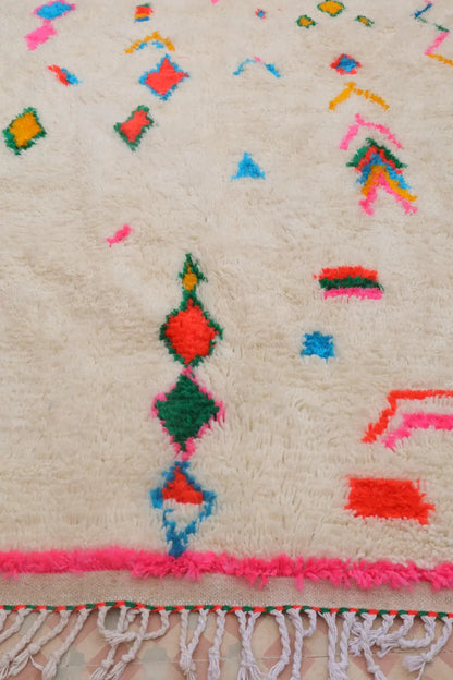 سجادة بربرية ملونة بيضاء بنقوش متعددة الألوان وحواف وردية - أزيلال نيدا