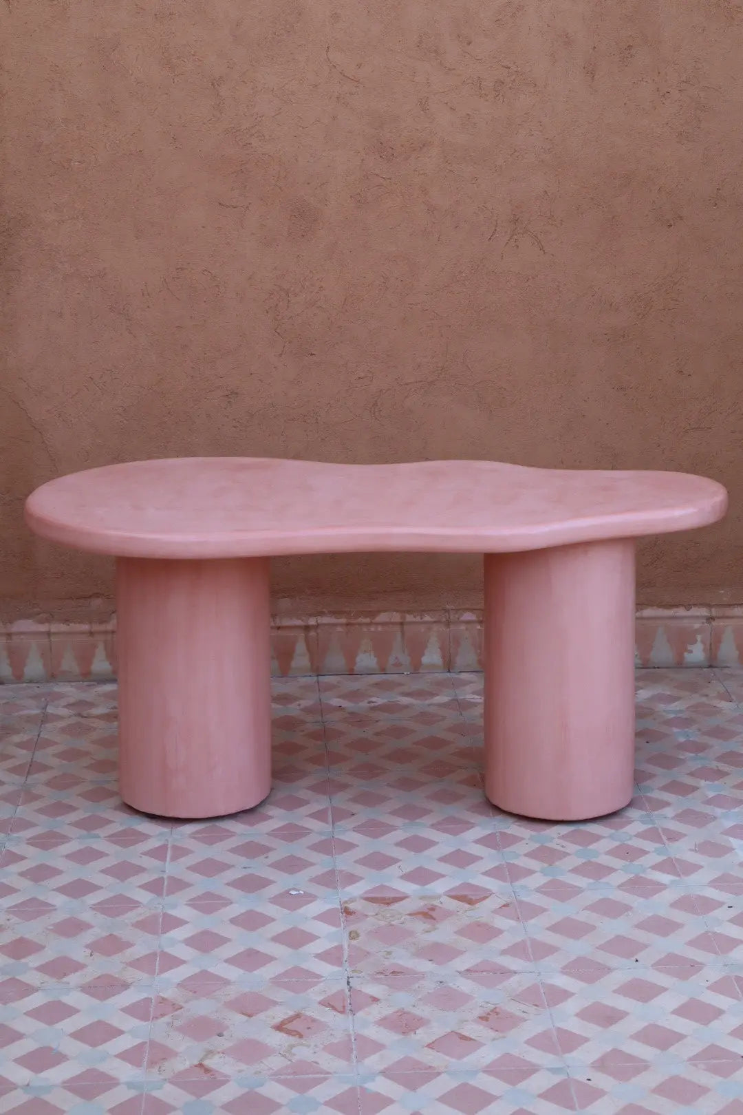 Table Basse Organique en Béton Ciré - « CURVE » Rose Néda