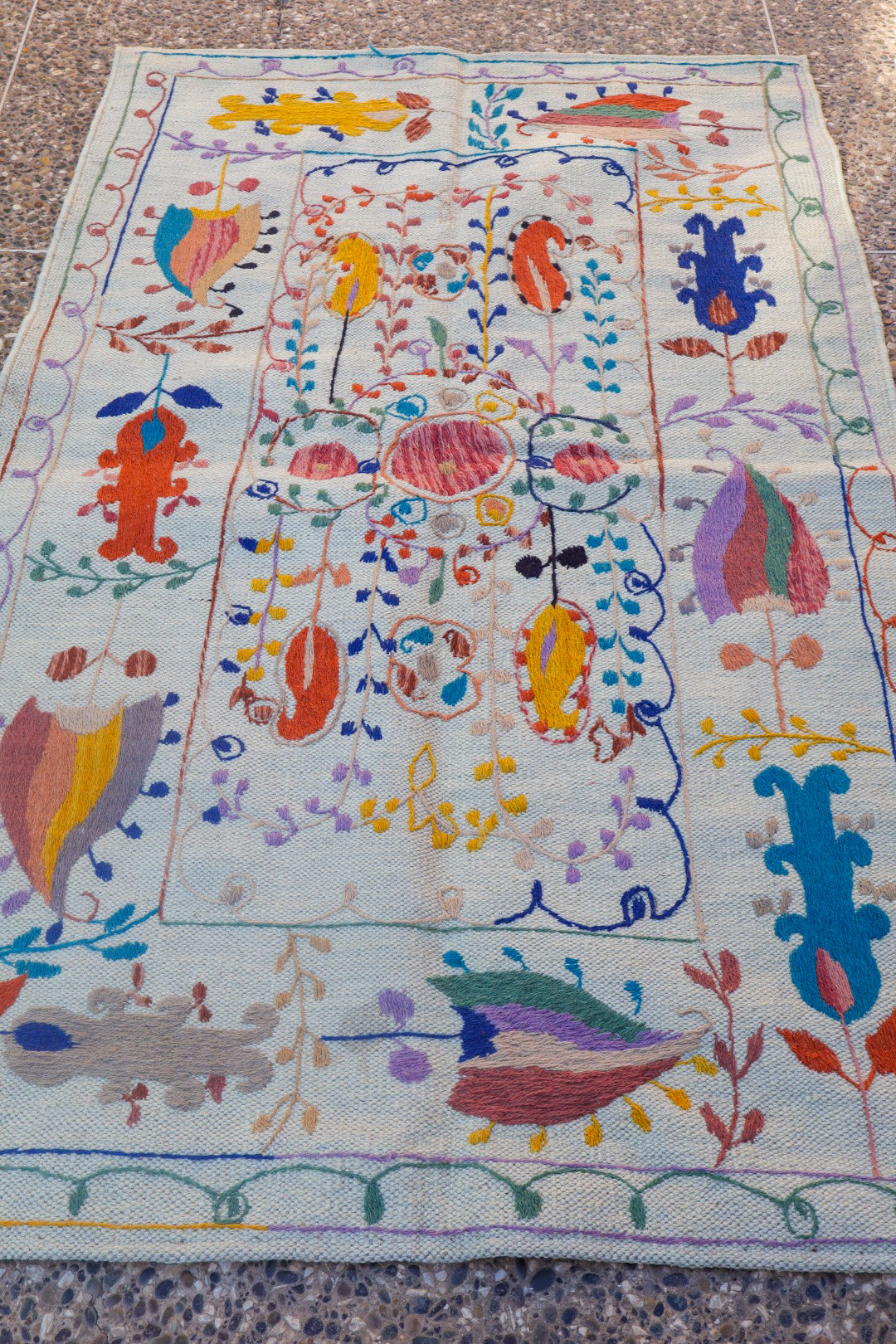 Alfombra multicolor de kilim blanca suzani - 150 x 90 cm