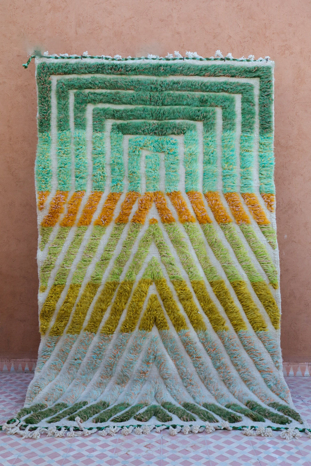 Tapis marocain berbère dégradé de verts et orange à reliefs moderne 