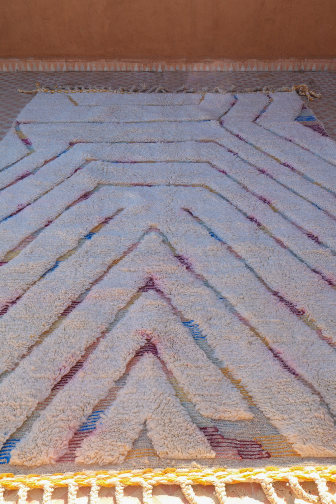 White Beni Ouarain Berber carpet with relief patterns on coloured Kilim weft - 318 x 200 cm