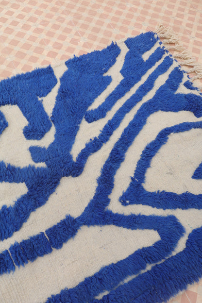 Tapis Berbère Béni Ouarain Moderne Bleu Klein À Reliefs Abstrait - Modèle signature - 205 x 108 cm Néda