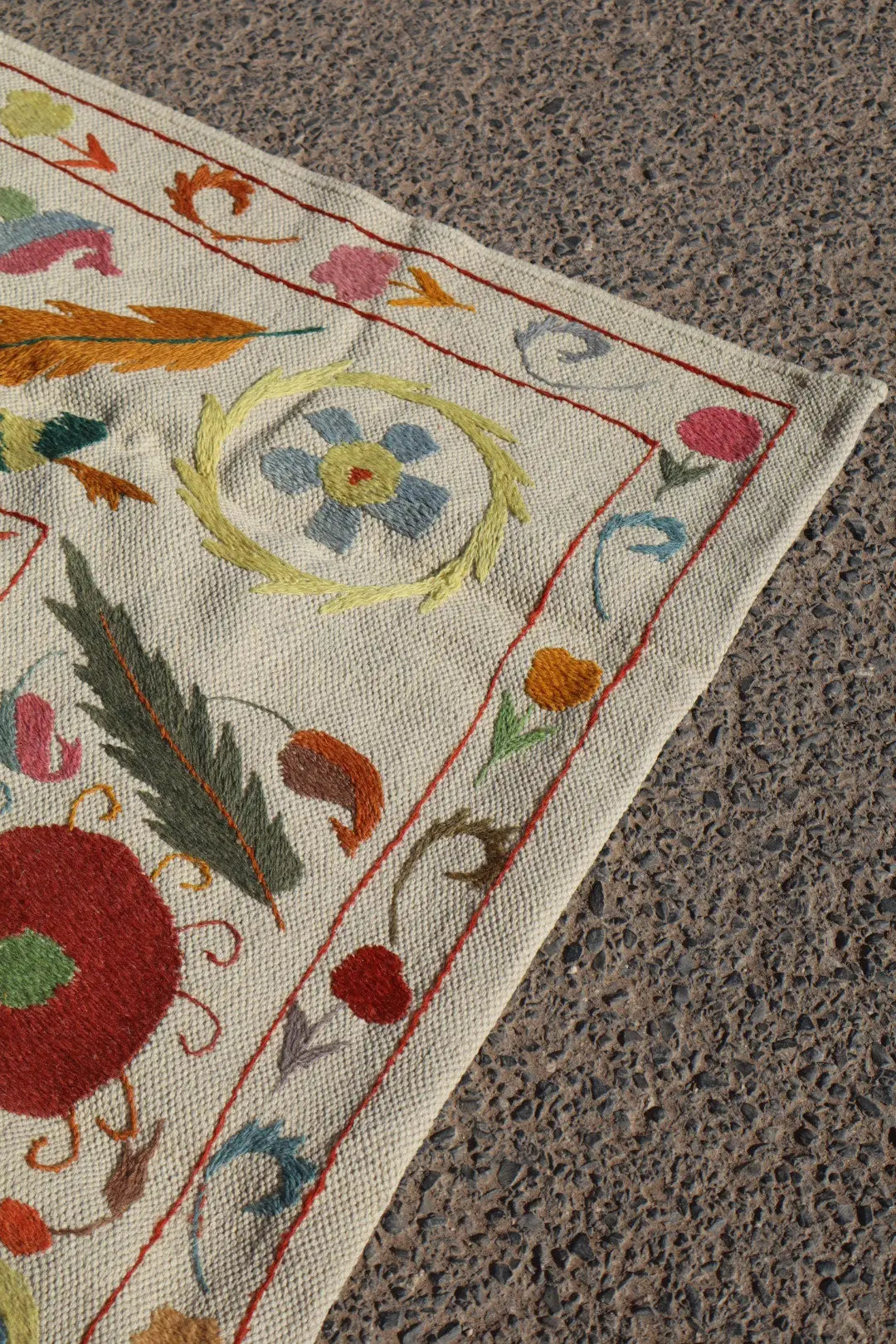 Tapis Kilim Suzani Blanc Multicolore – 238 x 159 cm Néda