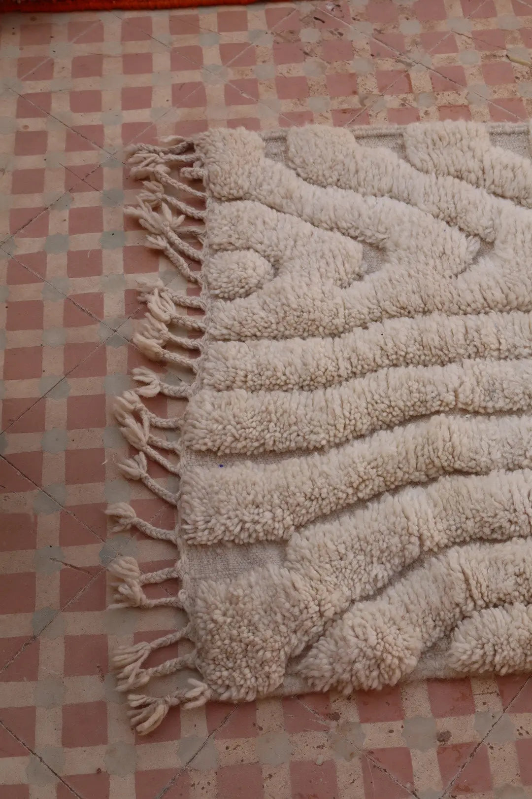 Tapis Berbère de Couloir Béni Ouarain Blanc Moderne à Reliefs Qualité Supérieure- 315 x 76 cm Néda