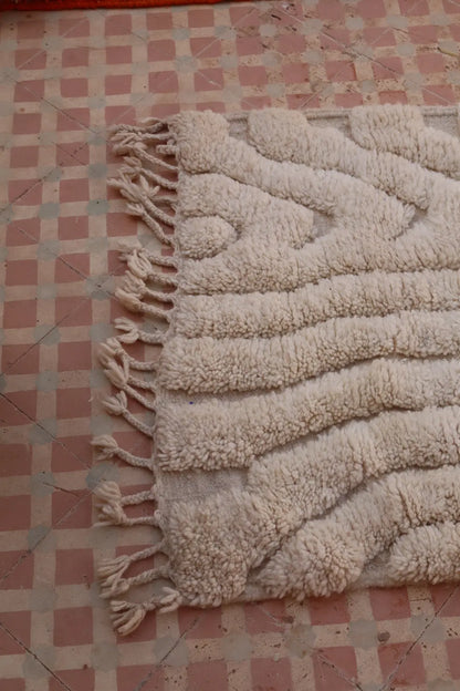 Tapis Berbère de Couloir Béni Ouarain Blanc Moderne à Reliefs Qualité Supérieure- 315 x 76 cm Néda