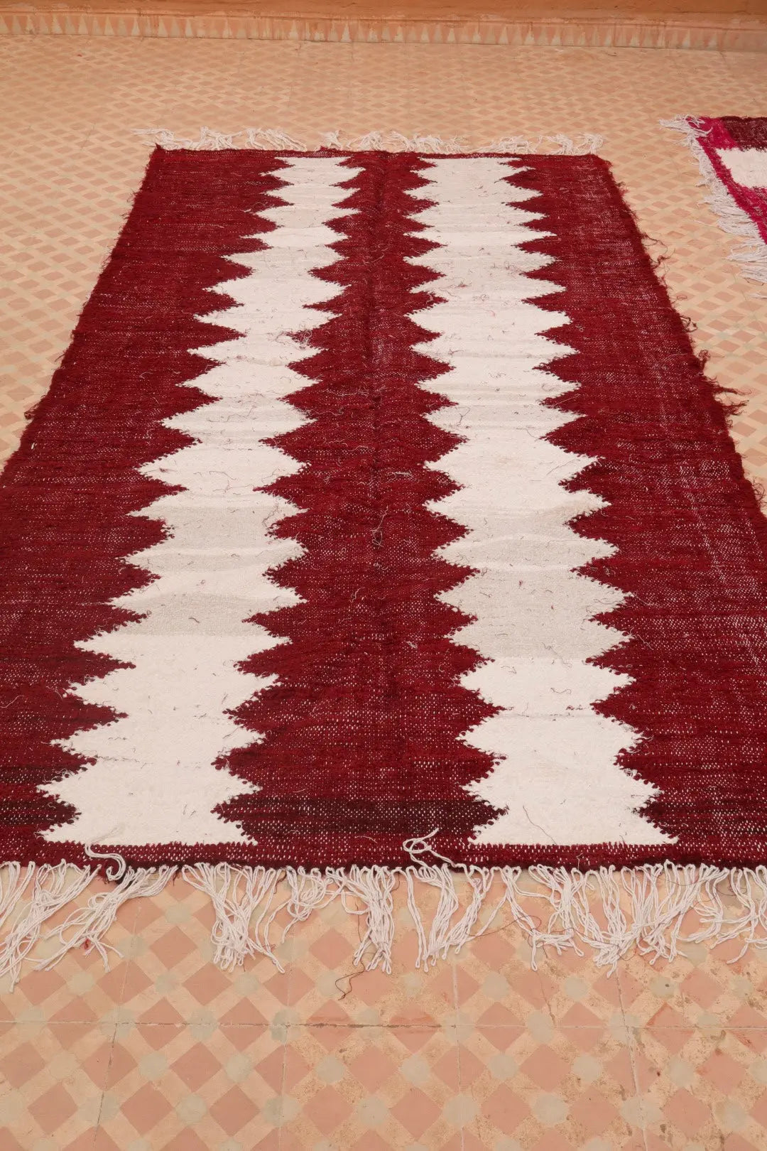 Tapis Berbère Kilim Boucherouite Bordeaux et Blanc - 260 x 141 cm Néda