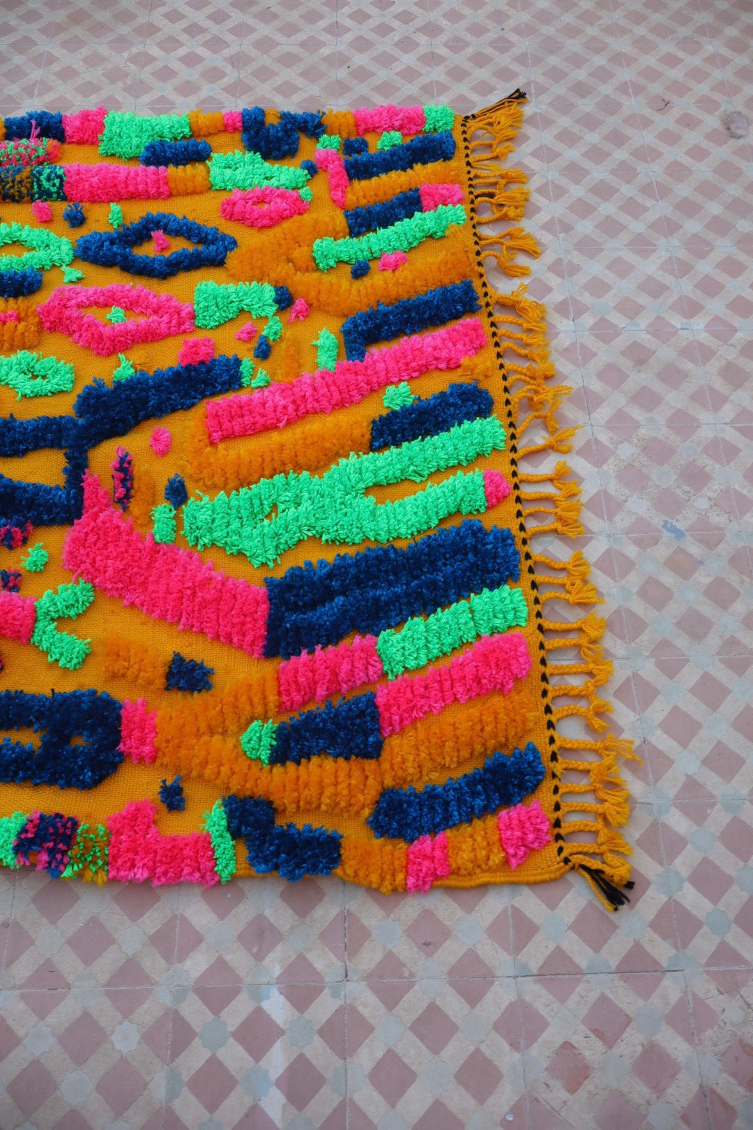 Tapis Berbère Coloré Jaune Moutarde Motifs Fluos-  190 x 142  cm Néda