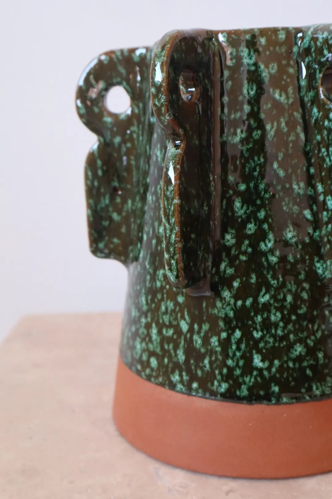 Vase Sculptural Bi Matières Vert Moucheté- SABI Néda