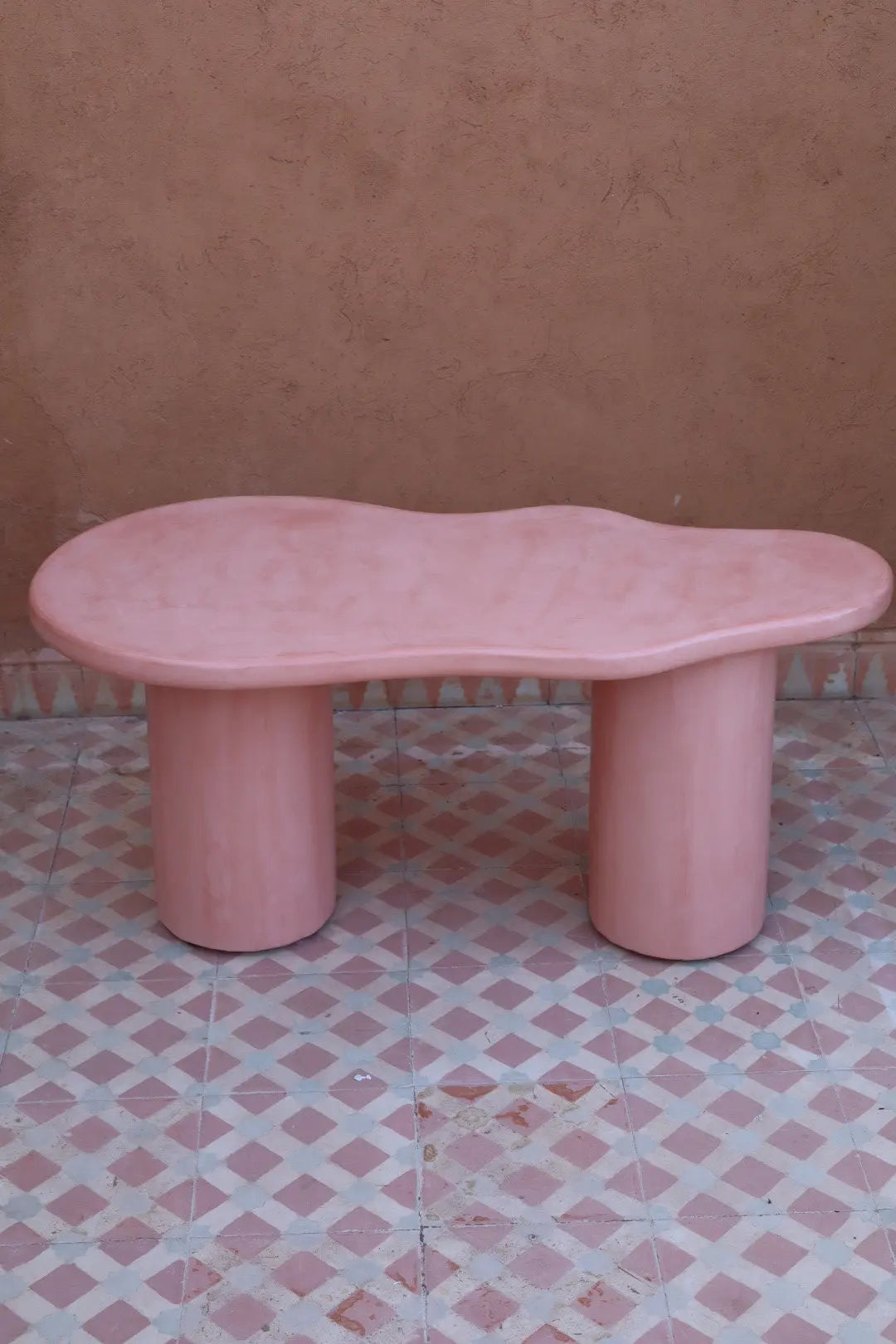 Table Basse Organique en Béton Ciré - « CURVE » Rose Néda